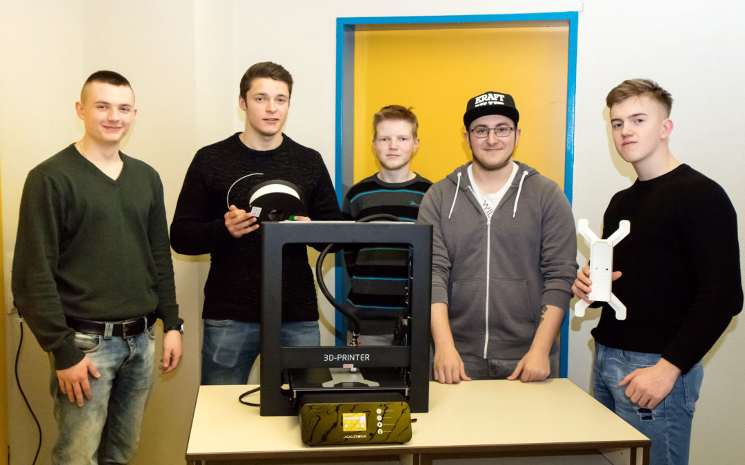 Schüler der Höheren Berufsfachschule Technik freuen sich über 3D-Drucker