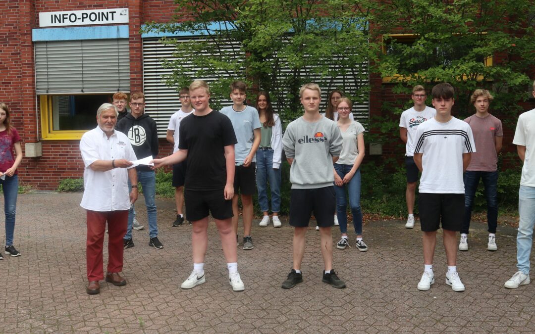 Schüler*innen übergeben Spende an die Aktion Kleiner Prinz