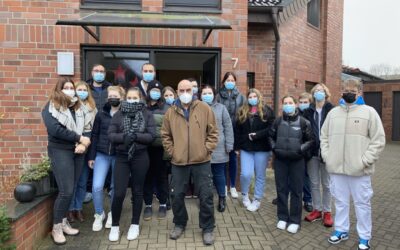 Künftige Sozialassistenten besuchen Wohnstätte für Menschen mit Behinderung