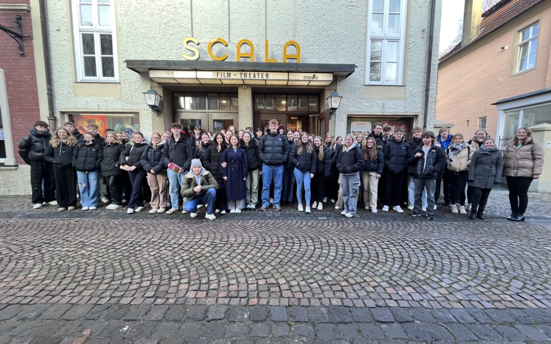 Schülerinnen und Schüler verlegen Unterricht ins Kino