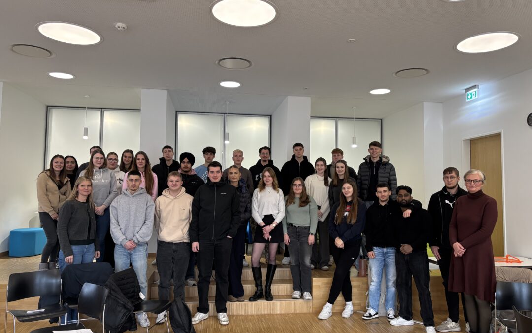 Auszubildende im Austausch mit Beratungsstelle Donum Vitae