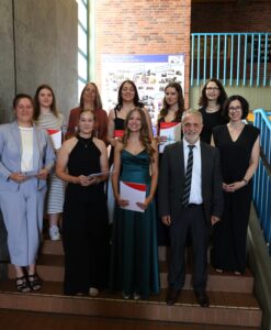 Schulleiter Udo Lakemper zeichnete die Jahrgangsbesten aus. Die Abteilungsleiterinnen Sabine Klockenbusch und Bianca Schütte (mittlere und hintere Reihe re.) freuten sich mit.